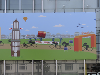 902649 Detail van de tientallen meters lange muurschildering op doek, met als thema 'La Vuelta Holanda 22', gemaakt ...